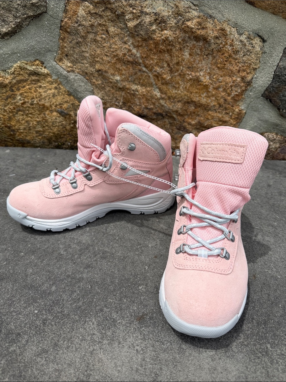 NWOT Women’s Leather Columbia Waterproof Pink Hiking Boots Size 9.5